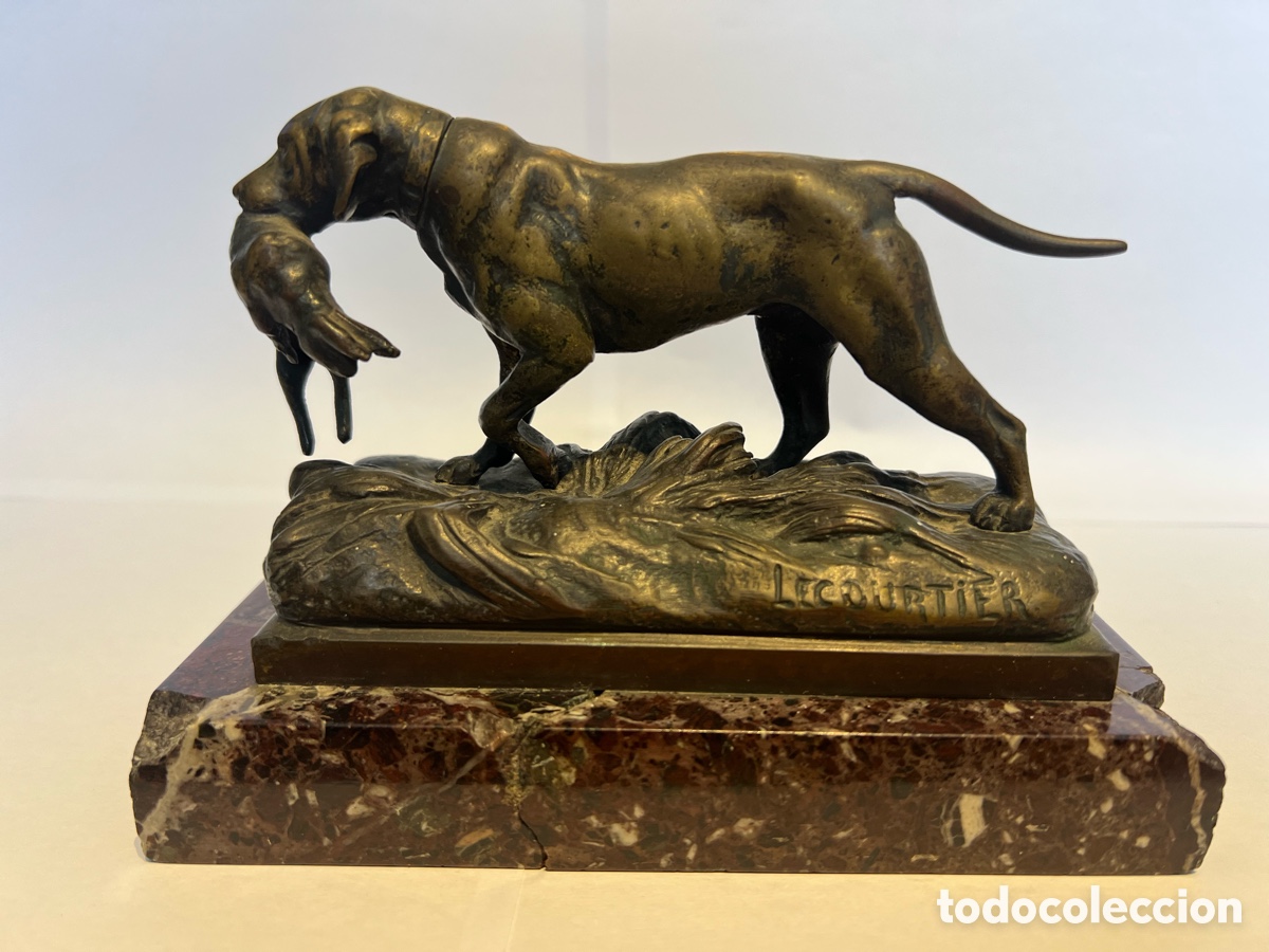 Arte: ESCULTURA ANIMALIER &ndash; PERRO DE CAZA CON LIEBRE &ndash; FIRMADA LECOURTIER SOBRE M&Aacute;RMOL ROJO (17x12x8 cm)