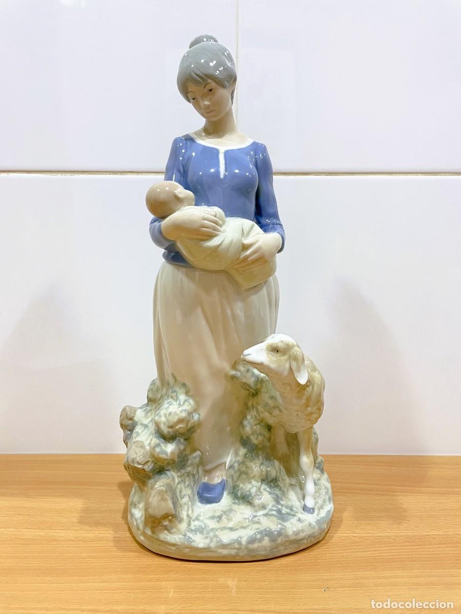 Arte: ANTIGUA FIGURA DE PORCELANA DE REX VALENCIA - IMAGEN BUC&Oacute;LICA DE MUJER CON BEB&Eacute; Y CORDERITO