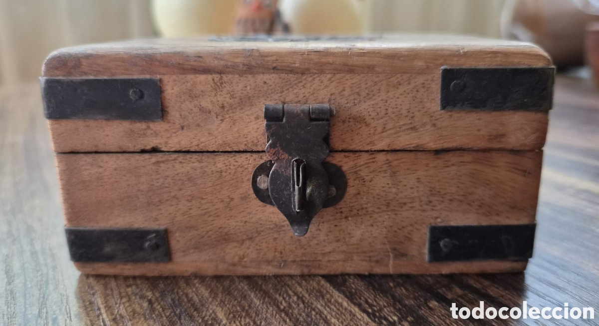 Arte: ​Cofre antiguo de madera noble y forja artesanal de hierro - Calado de roset&oacute;n floral. &iexcl;&Uacute;nico!