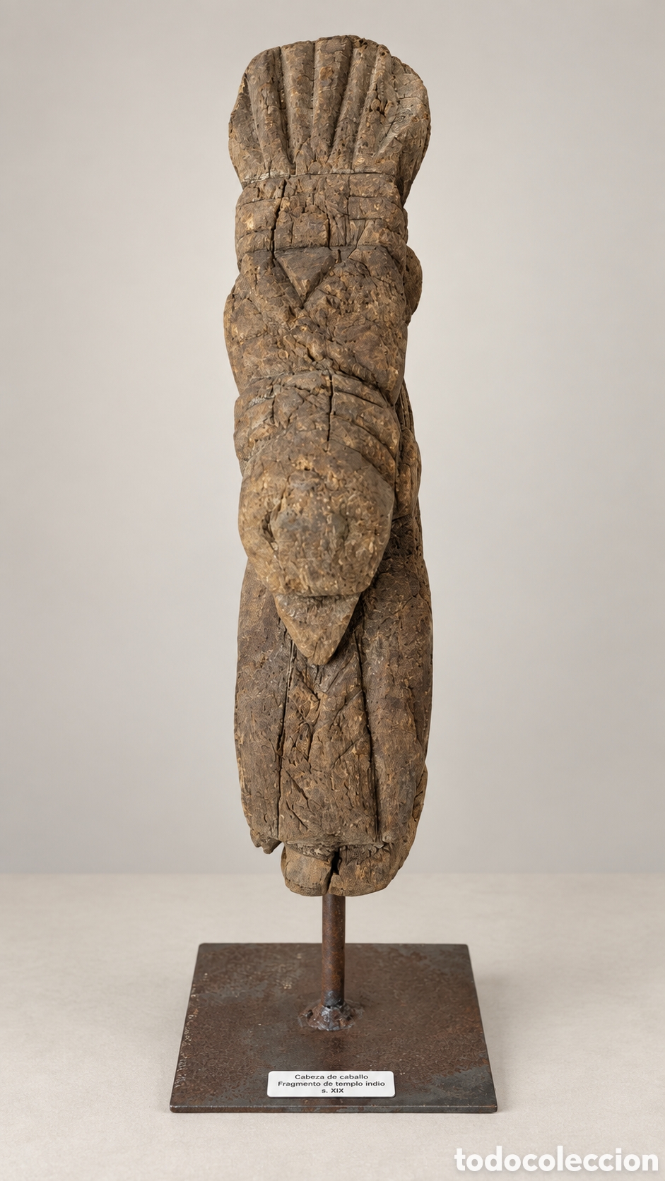 Arte: Antigua cabeza de caballo en madera tallada &middot; India &middot; s. XIX &middot; Pieza de colecci&oacute;n