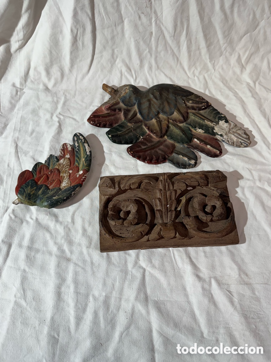 Kunst: Dos alas de angelote policroma das s XVII y un trozo de talla cruda de un mueble o teta lo. S XVII