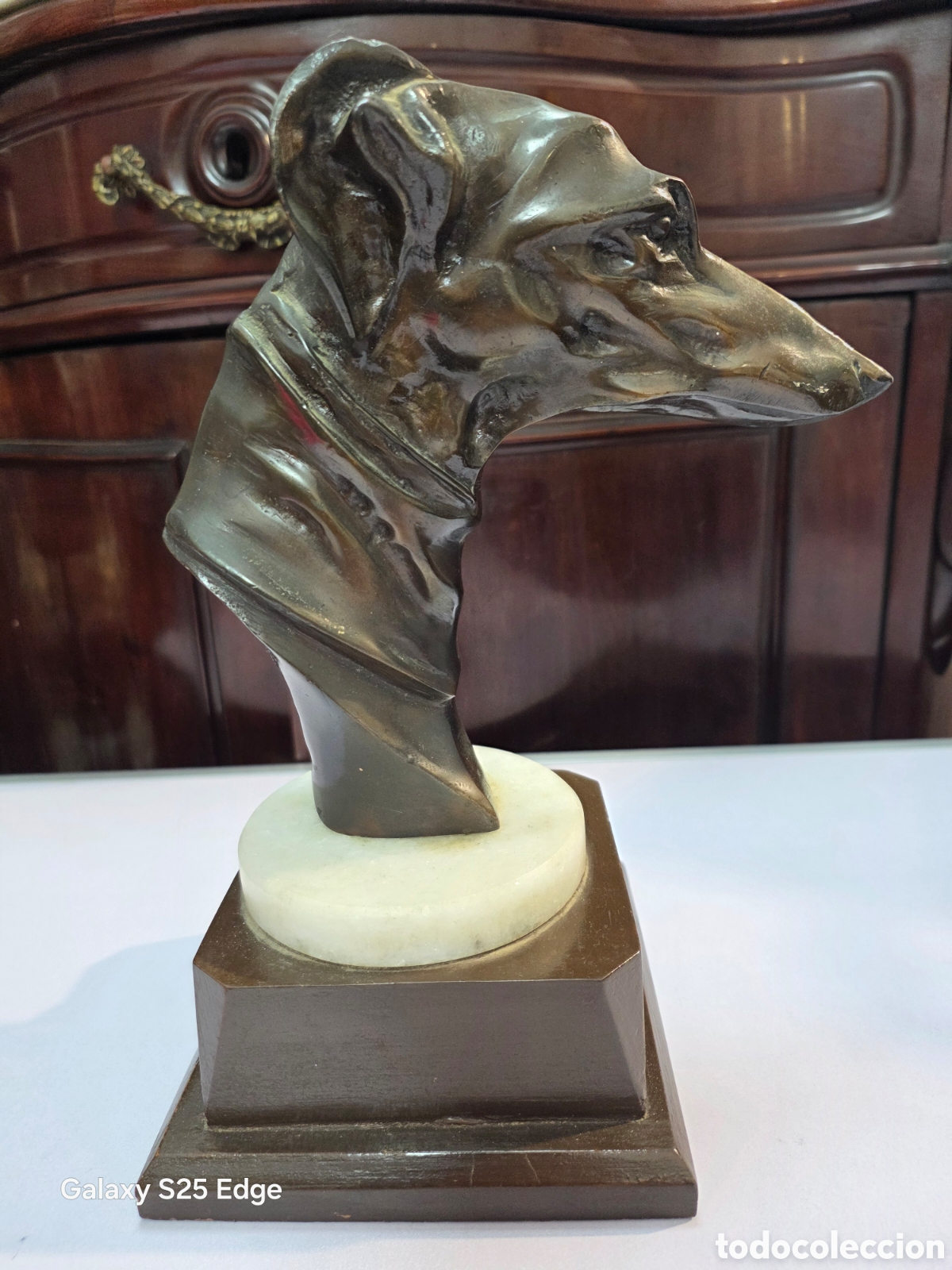 Arte: Escultura de perro en bronce