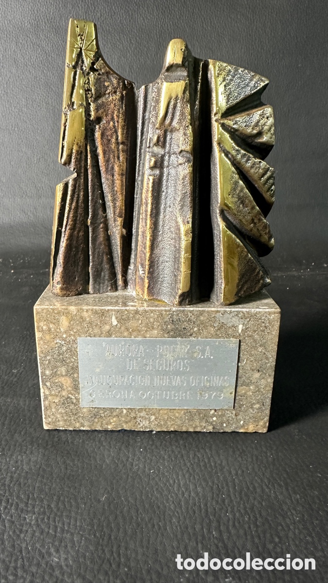 Art: ESCULTURA DE BRONCE CONMEMORATIVA SOBRE BASE DE MARMOL
