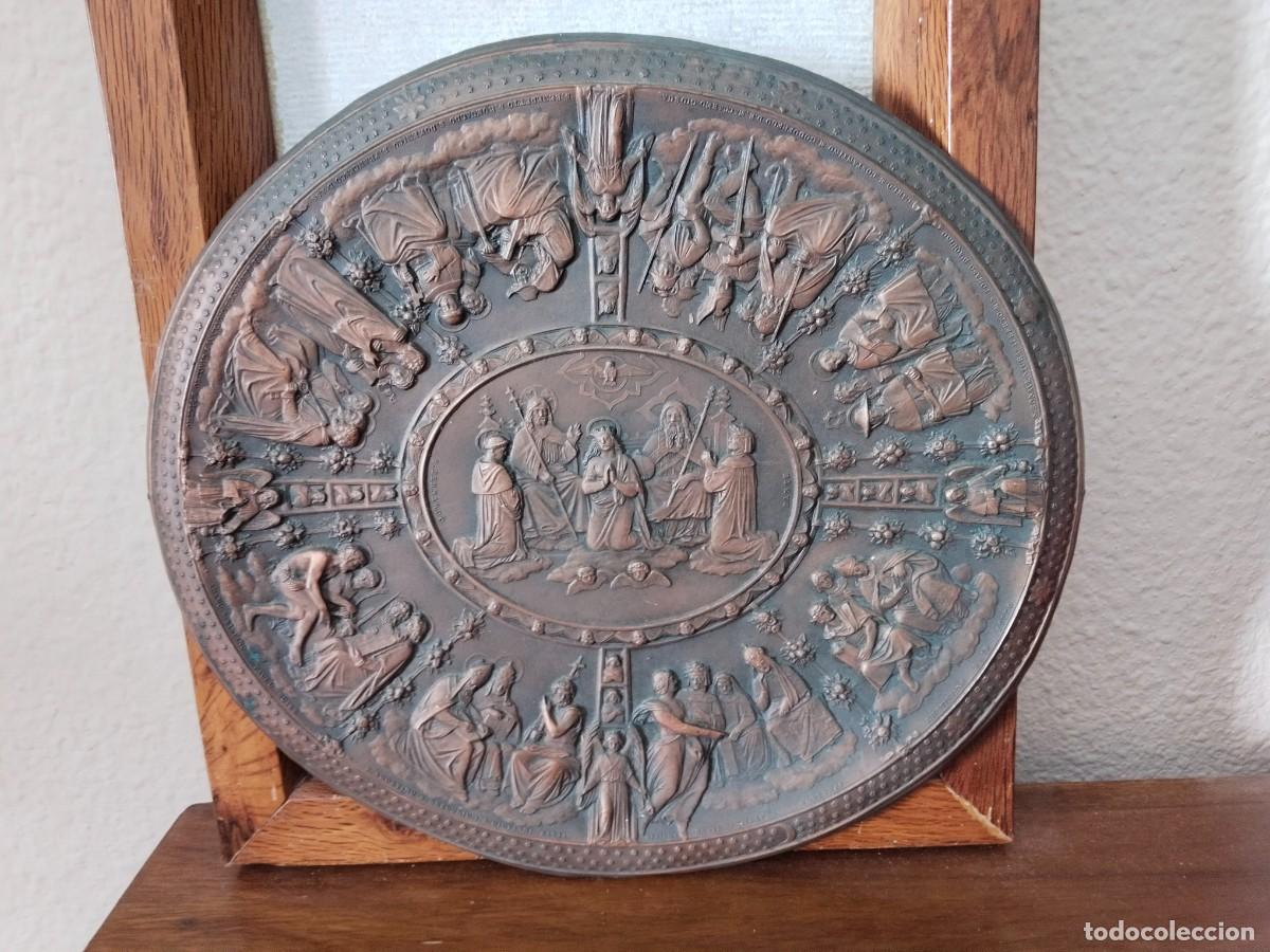 Kunst: Placa en relieve con Dante y San Bernardo ante la Corte Celestial. 28,7 x 31 cm.