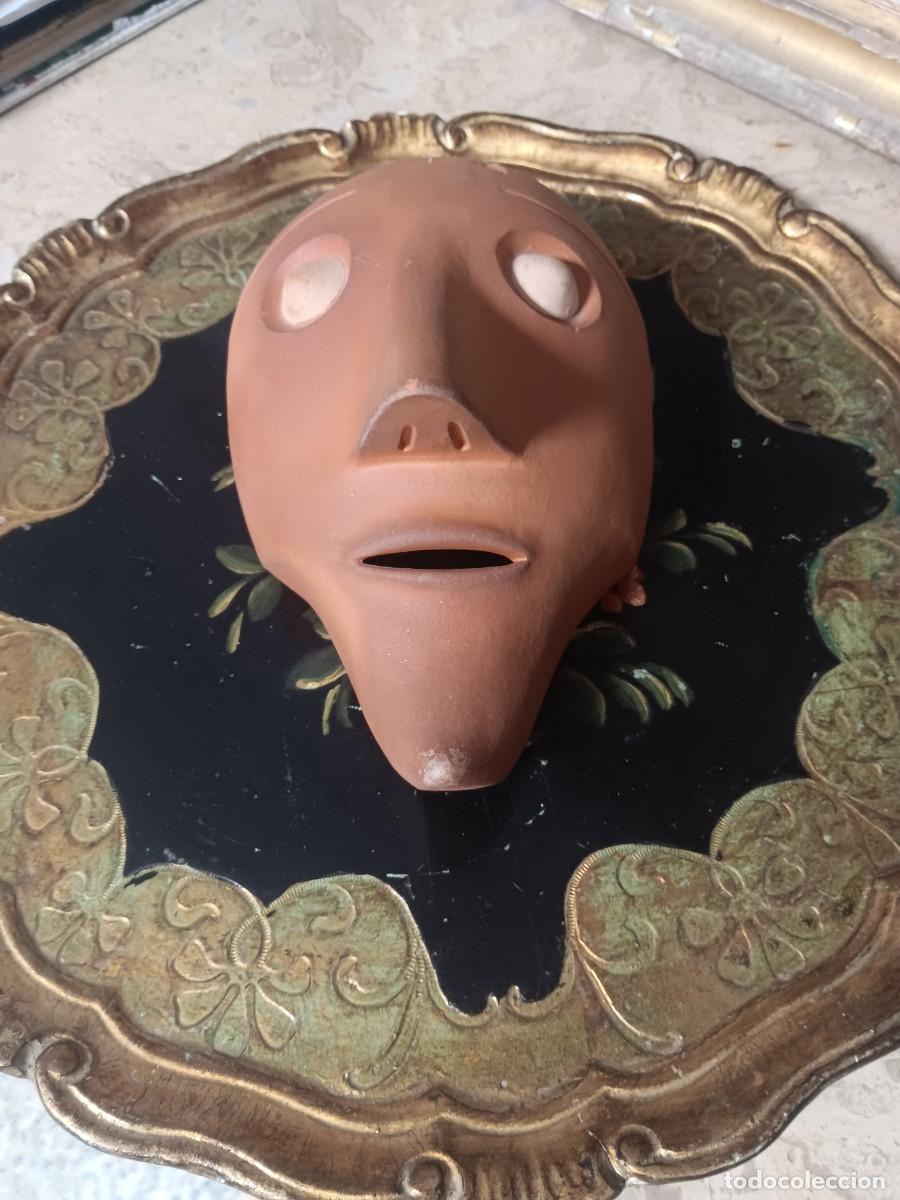 Arte: m&aacute;scara de barro o terracota firmada