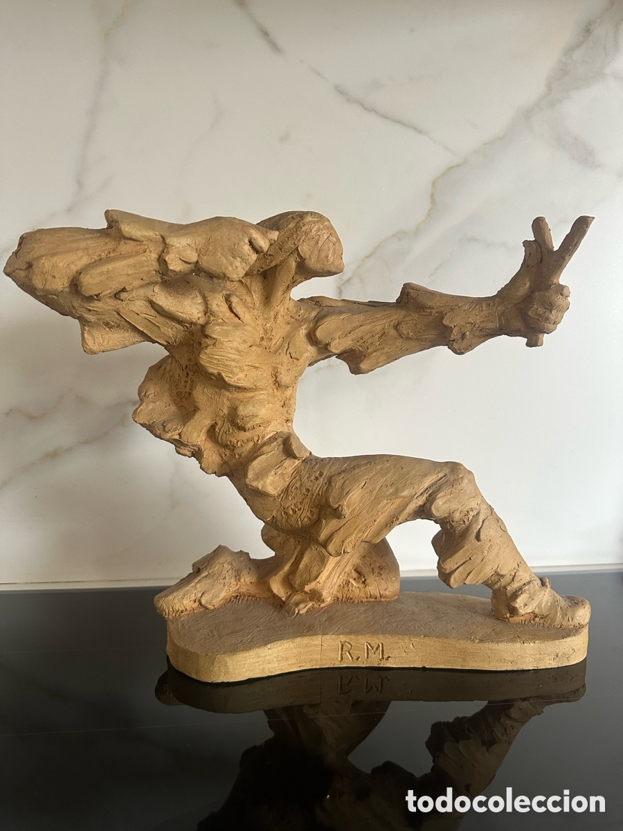 Kunst: Escultura terracota/barro sin cocer de figura en movimiento con tirachinas