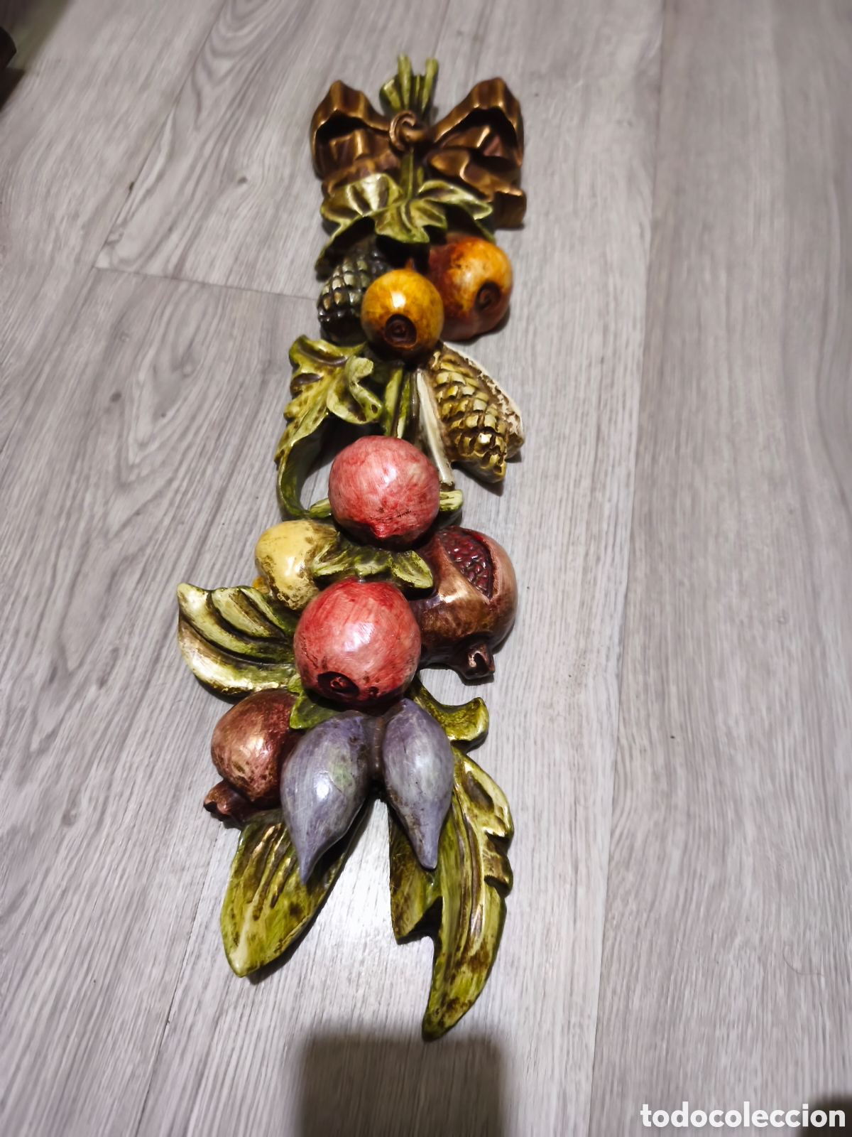 Kunst: Talla de pared- bodeg&oacute;n Frutas y pi&ntilde;as policromadas