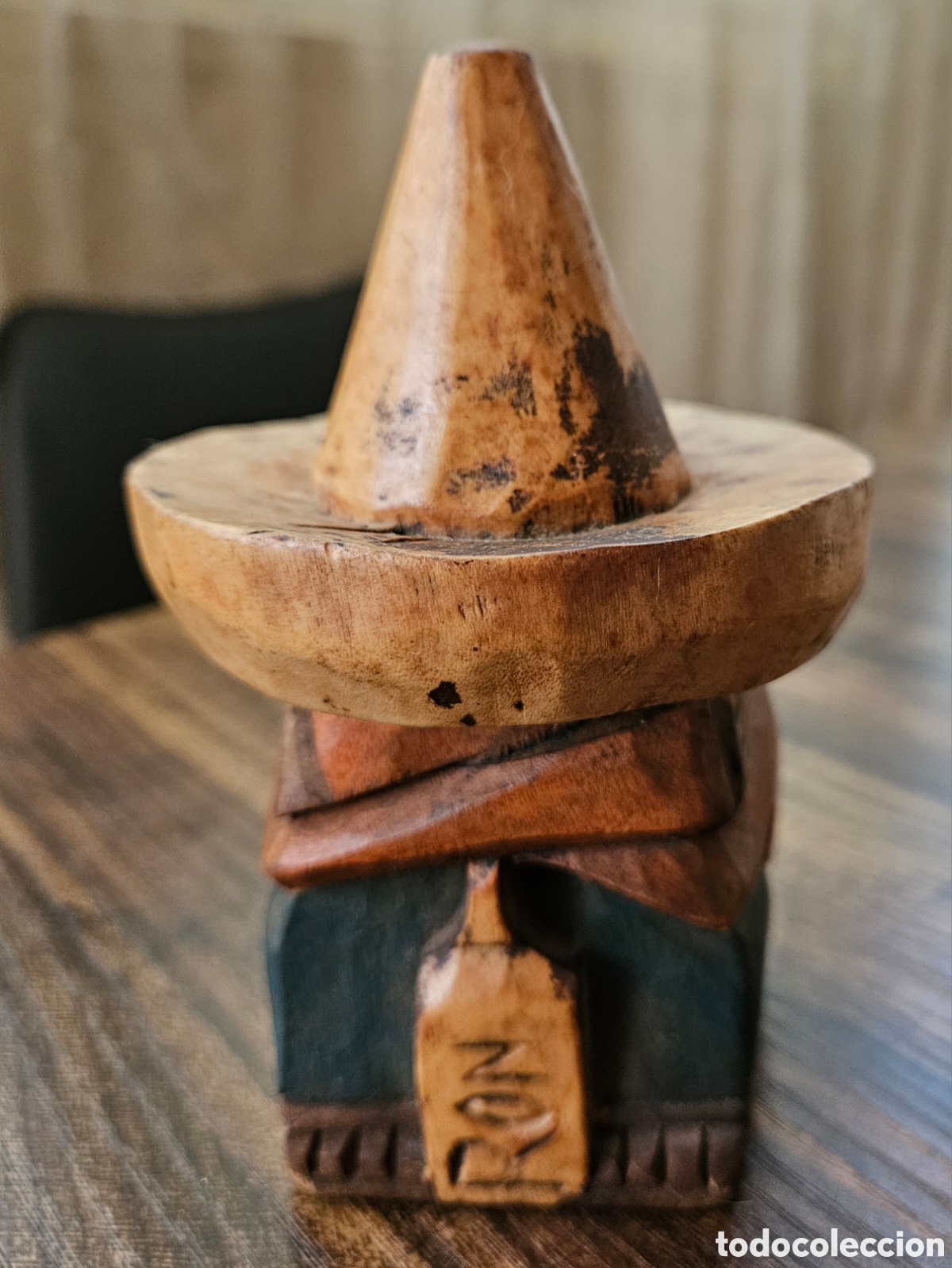 Arte: Antigua Figura Mexicana Tallada en Madera - Hombre con Sombrero y Botella de Ron (Vintage/Mid-Cen.)