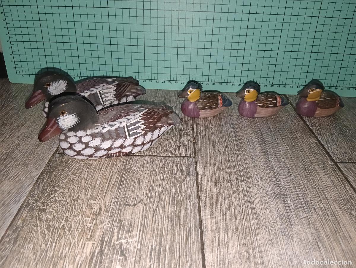 Arte: Familia Patos de madera tallada y pintada pareja y 3 cr&iacute;as