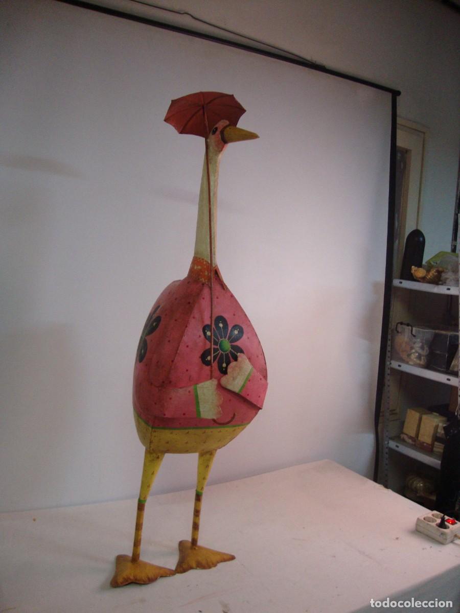 Arte: Escultura de oca de pie en metal pintado