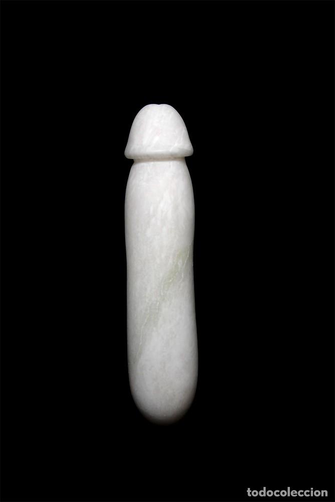 Arte: Escultura de falo en alabastro