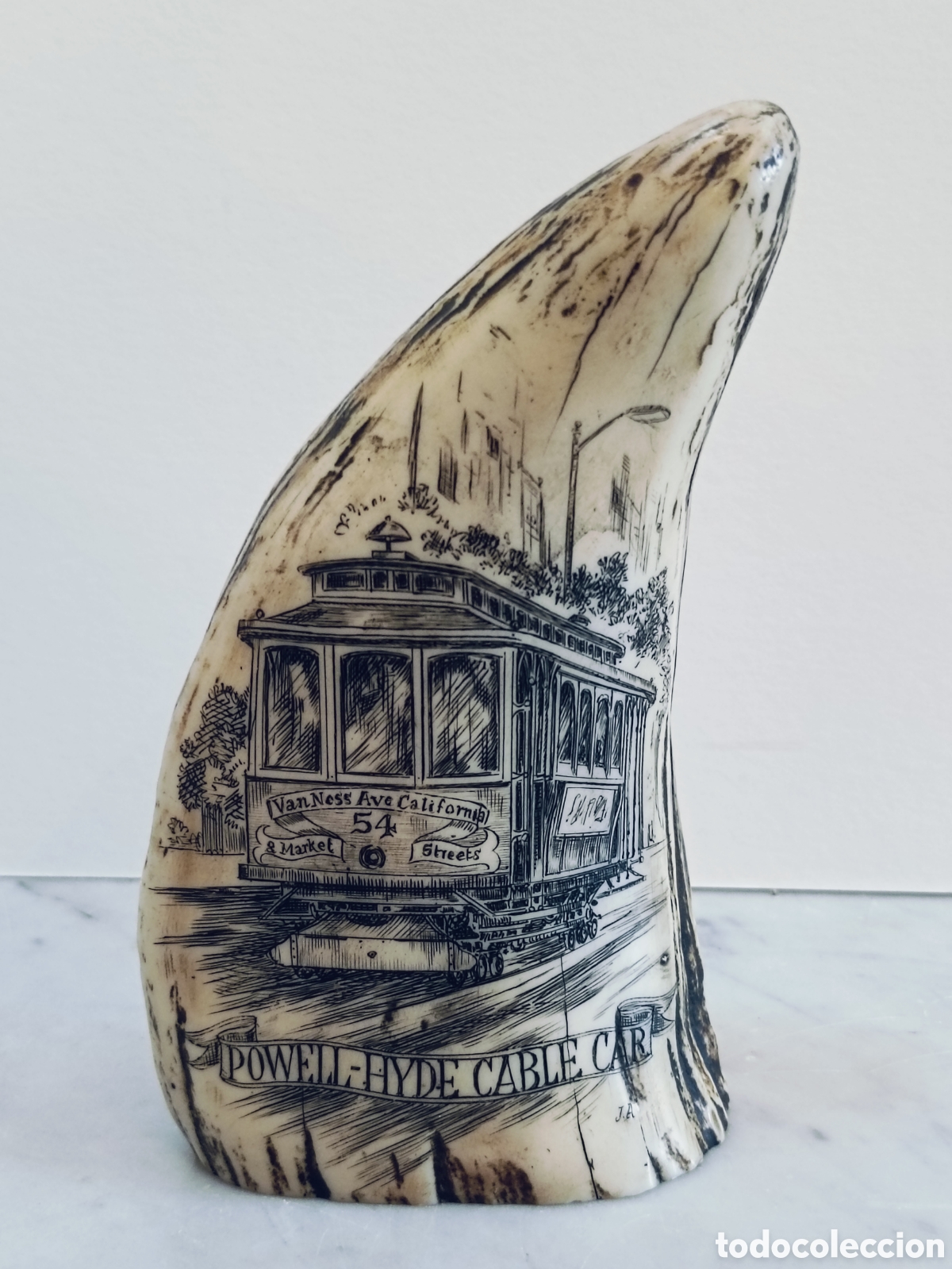 Arte: DIENTE DE CACHALOTE RESINA TALLADO CON ESCENAS SAN FRANCISCO. 13 CM