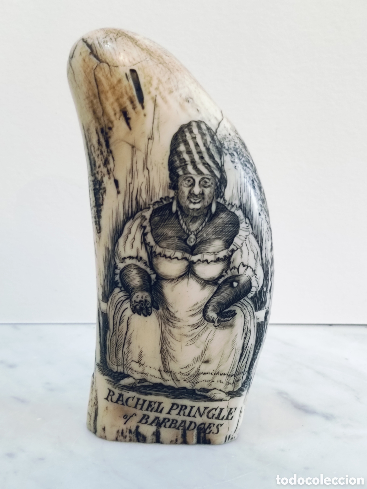 Arte: DIENTE DE CACHALOTE RESINA TALLADO CON ESCENAS BARBADOS. 14 CM