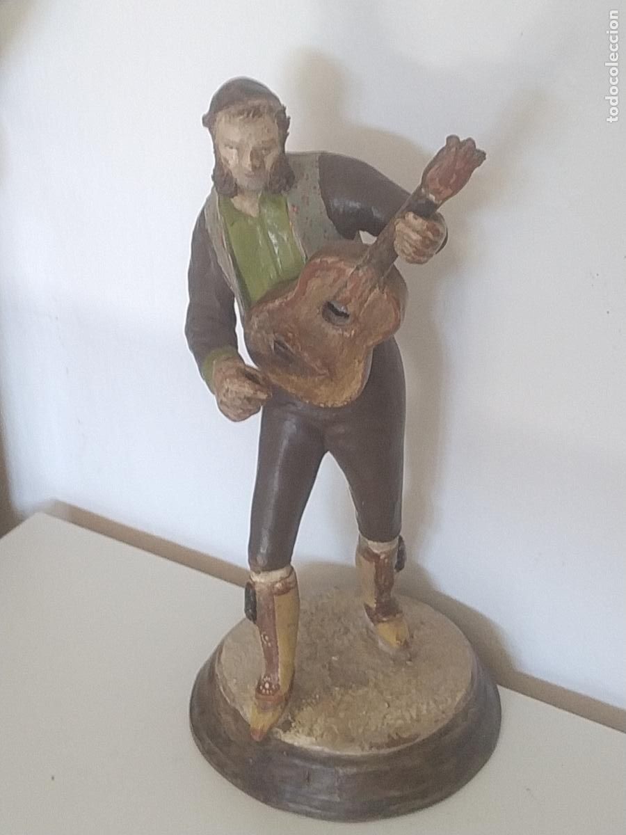 Arte: Barro granadino ( Granada) personaje popular tocando guitarra (guitarrista)