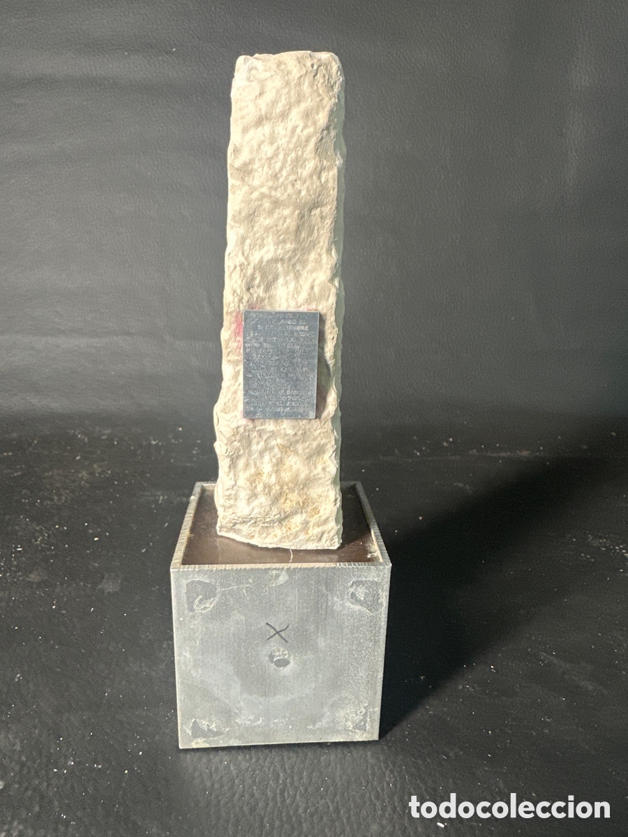 Arte: Escultura totem conmemorativa