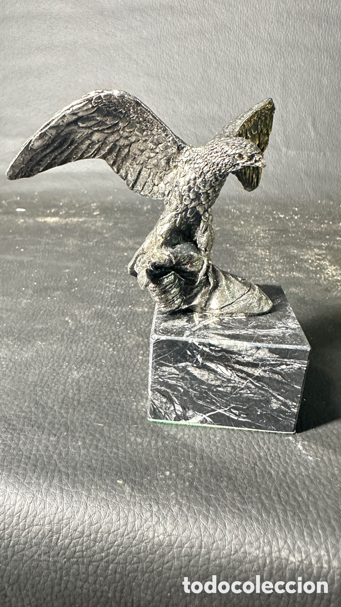 Arte: Escultura realizada en metal plateado