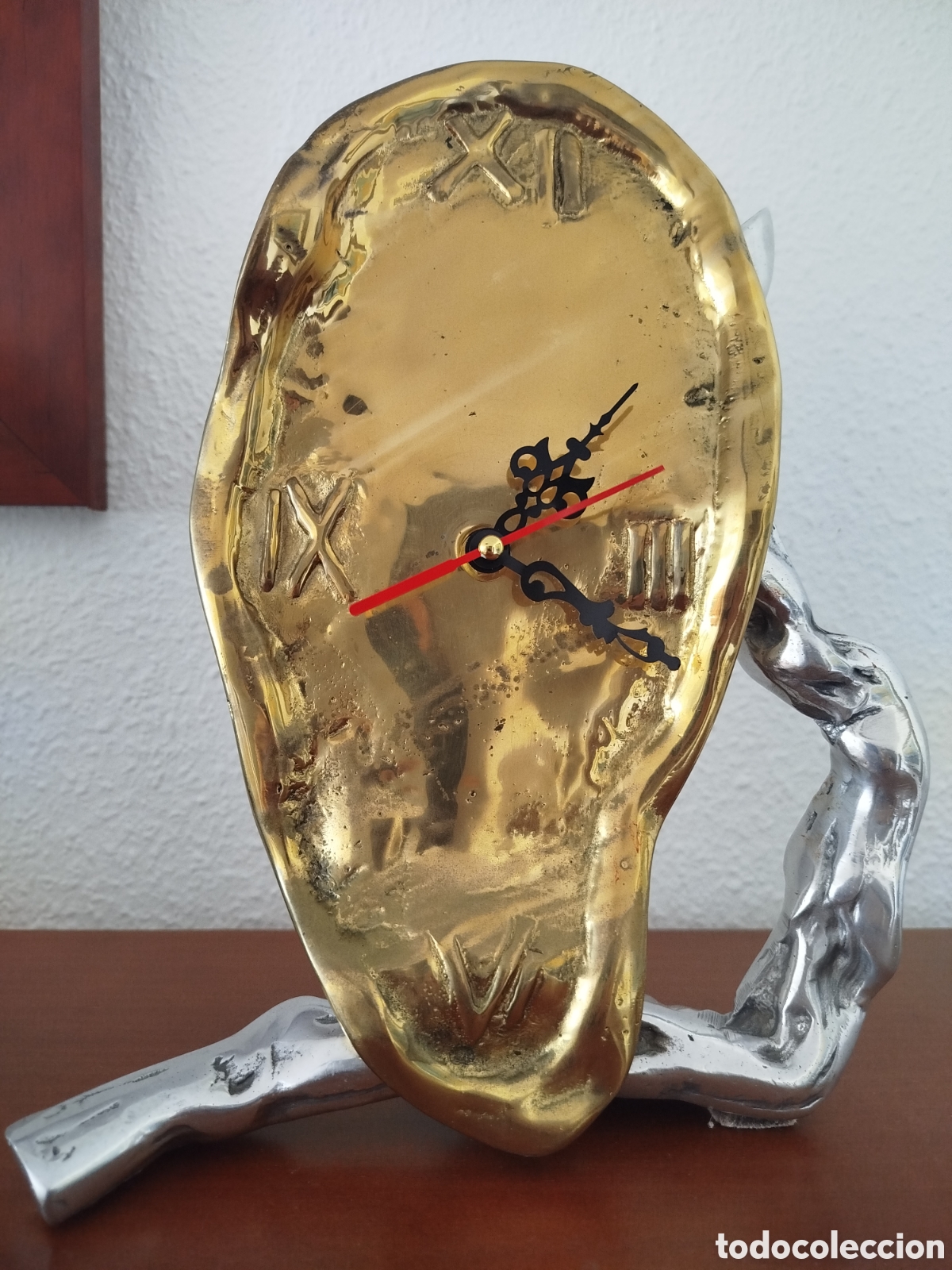 Arte: Escultura reloj sobremesa brutalista de bronce y aluminio, dise&ntilde;o de David Marshall