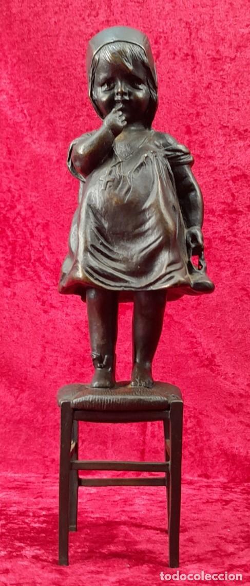 Arte: Escultura Juan Clara - Ni&ntilde;a en pie sobre una silla - Bronce