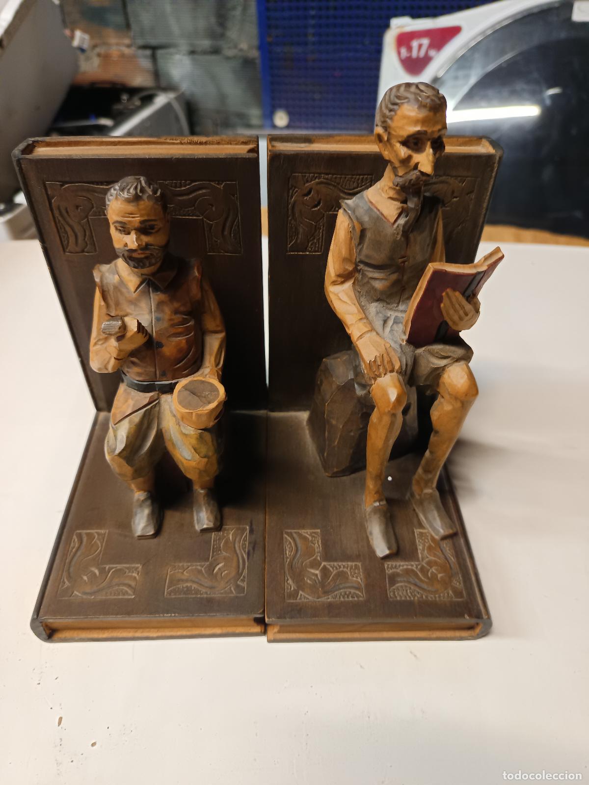 Arte: PAREJA DE SUJETA LIBROS DE MADERA TALLADA, DON QUIJOTE DE LA MANCHA Y SANCHO PANZA,