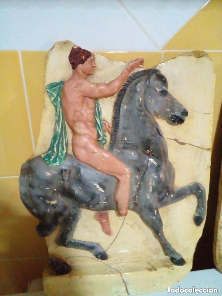 Arte: Representaci&oacute;n de jinete griego bajo relieve