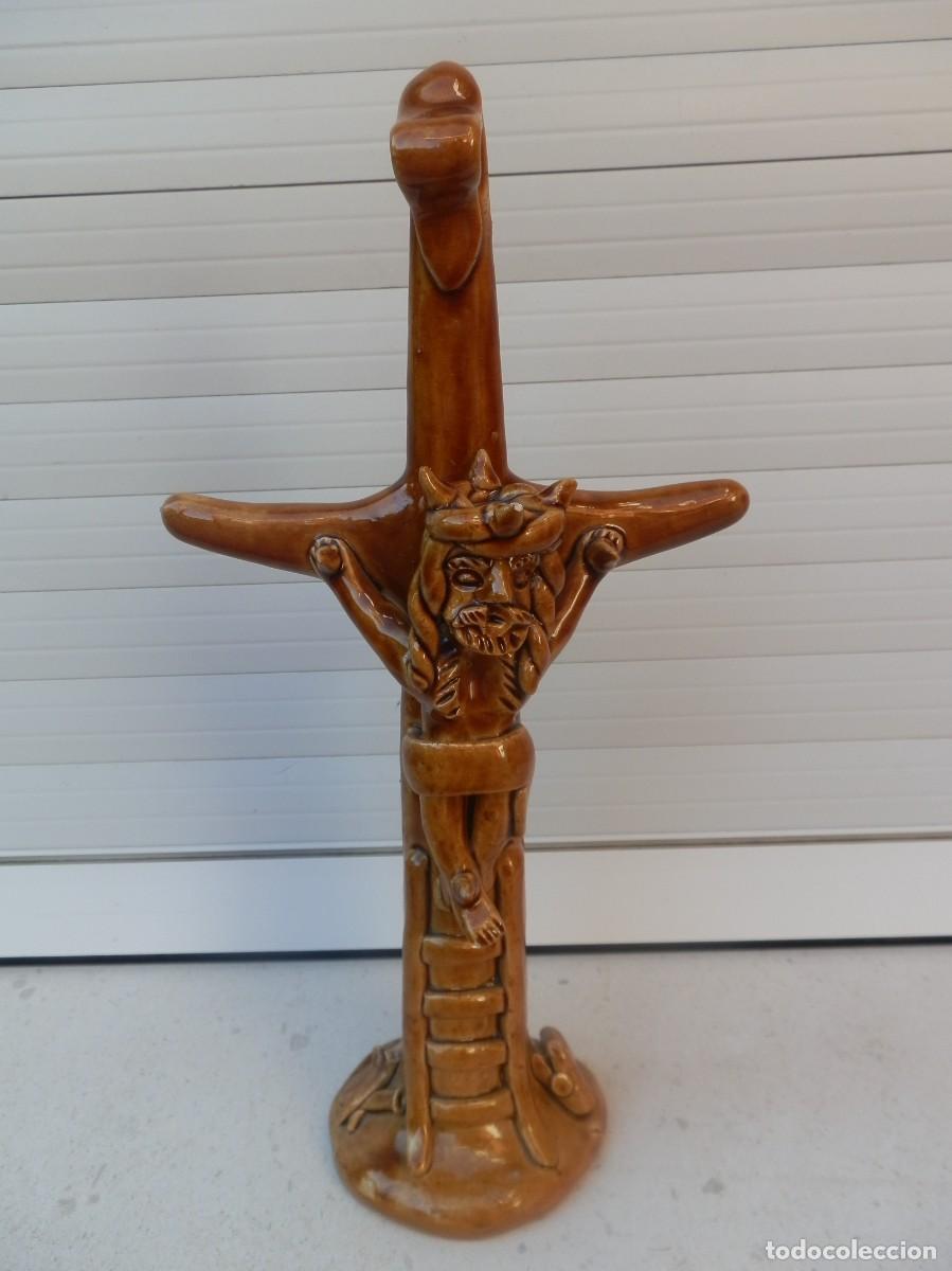 Arte: Escultura de cer&aacute;mica vidriada popular de Barcelos. Crucifijo de J&uacute;lia Ramalho.