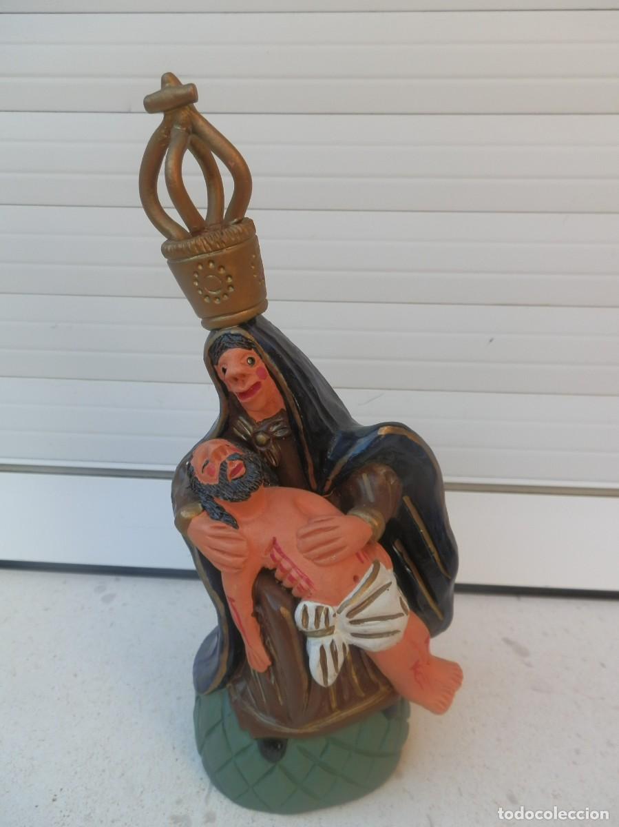 Arte: Escultura de cer&aacute;mica policromada popular de Barcelos. La Piedad de Mist&eacute;rio.