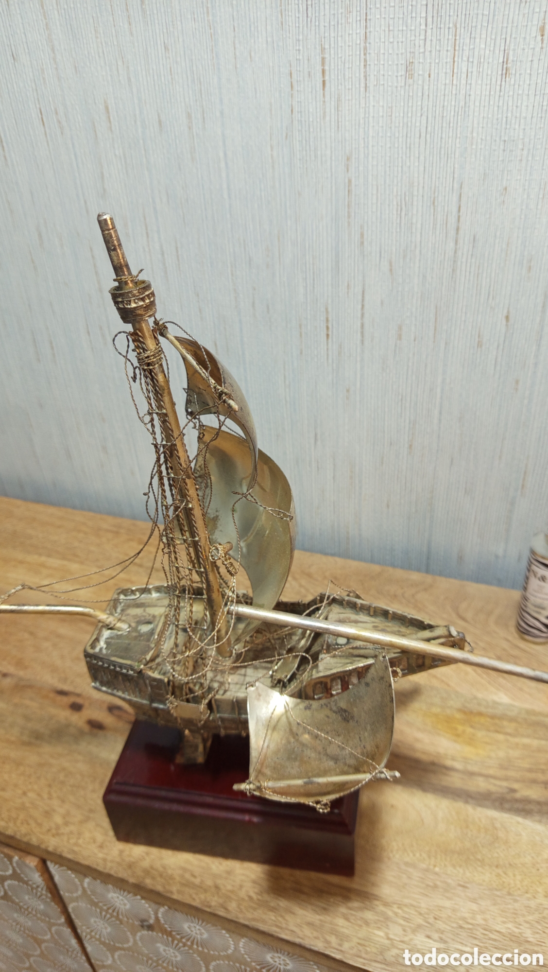 Arte: Barco de resina recubierto en plata