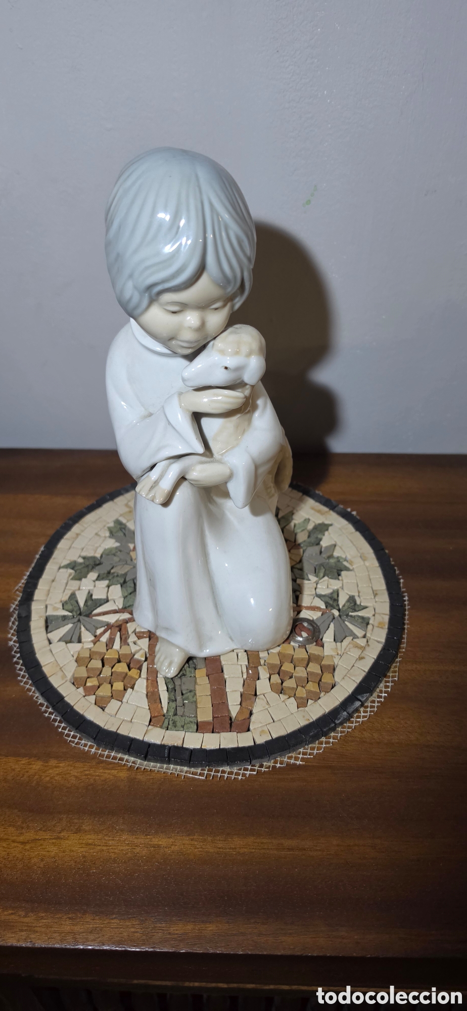 Arte: Figura de Porcelana Miguel Requena - Ni&ntilde;o con Cordero (Estilo Lladr&oacute; / Nao)