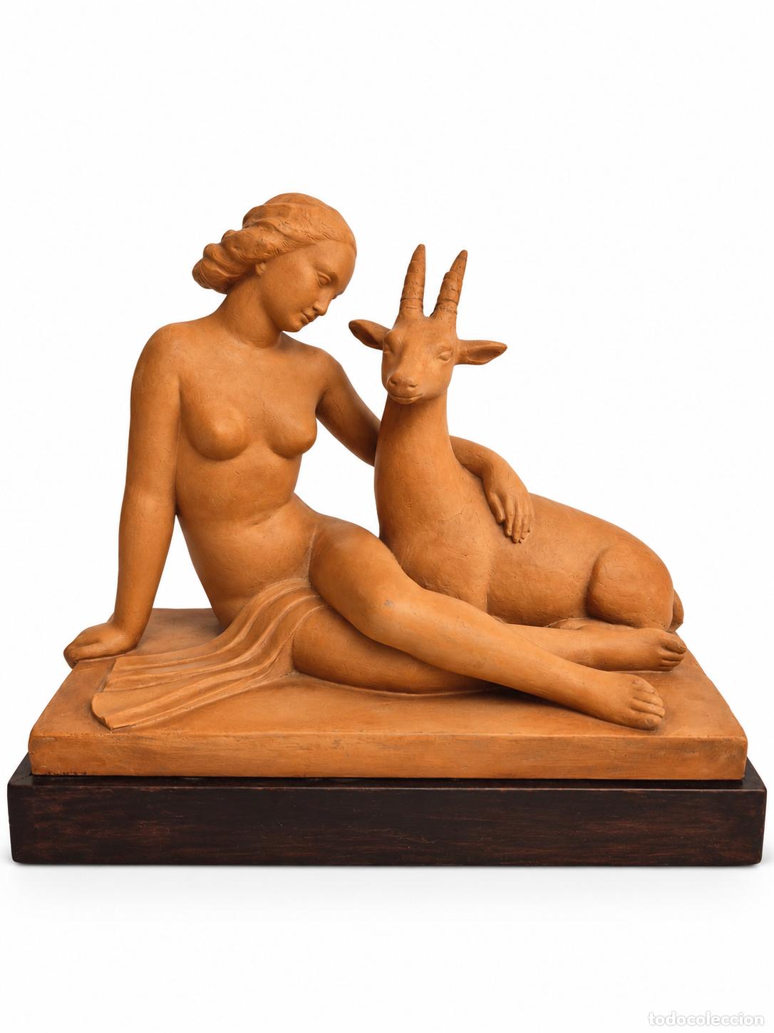 Arte: Escultura Art D&eacute;co - Terracota - Firma J.Casadevall - A&ntilde;os 30 - Peana de Madera