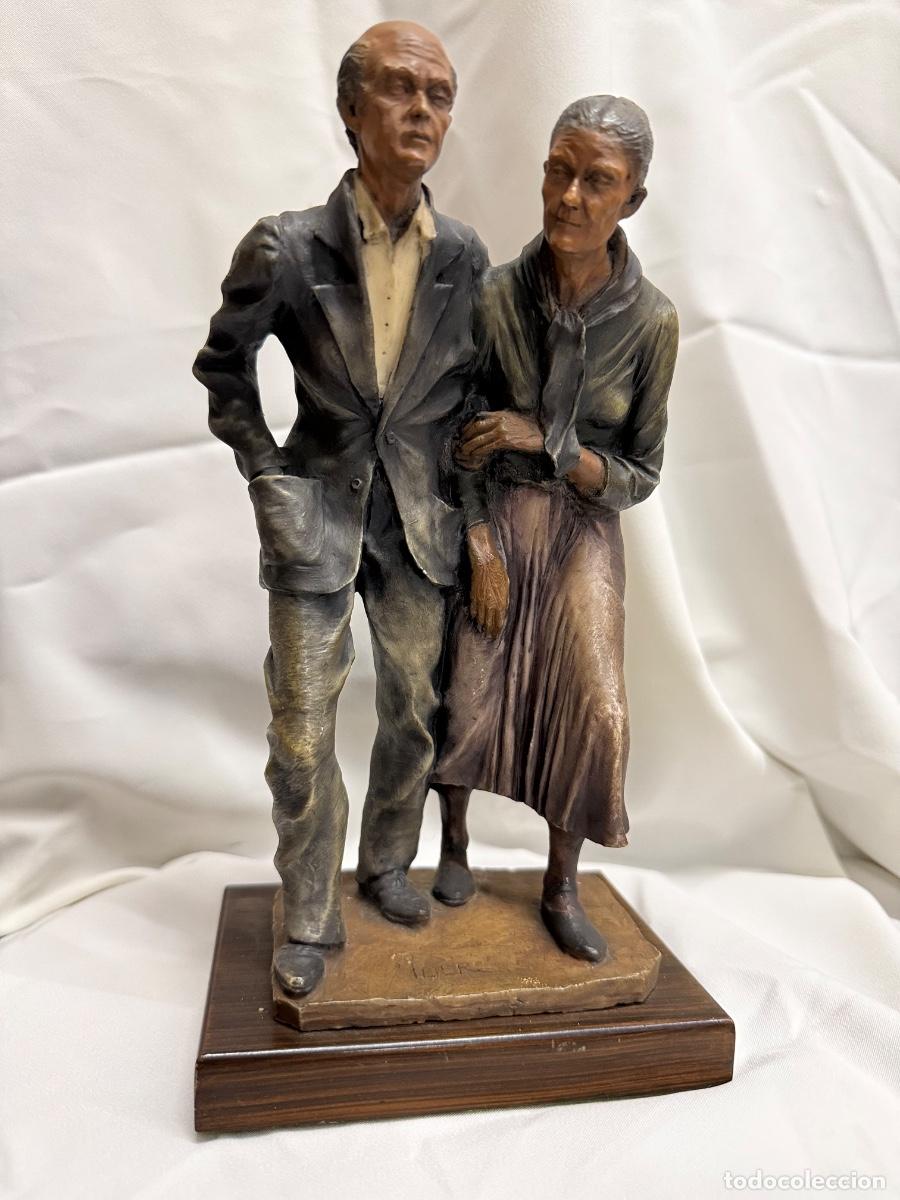 Arte: Encantadora escultura, firma Iber. En Resina policromada sibre base de madera. 25cms. Costumbrista