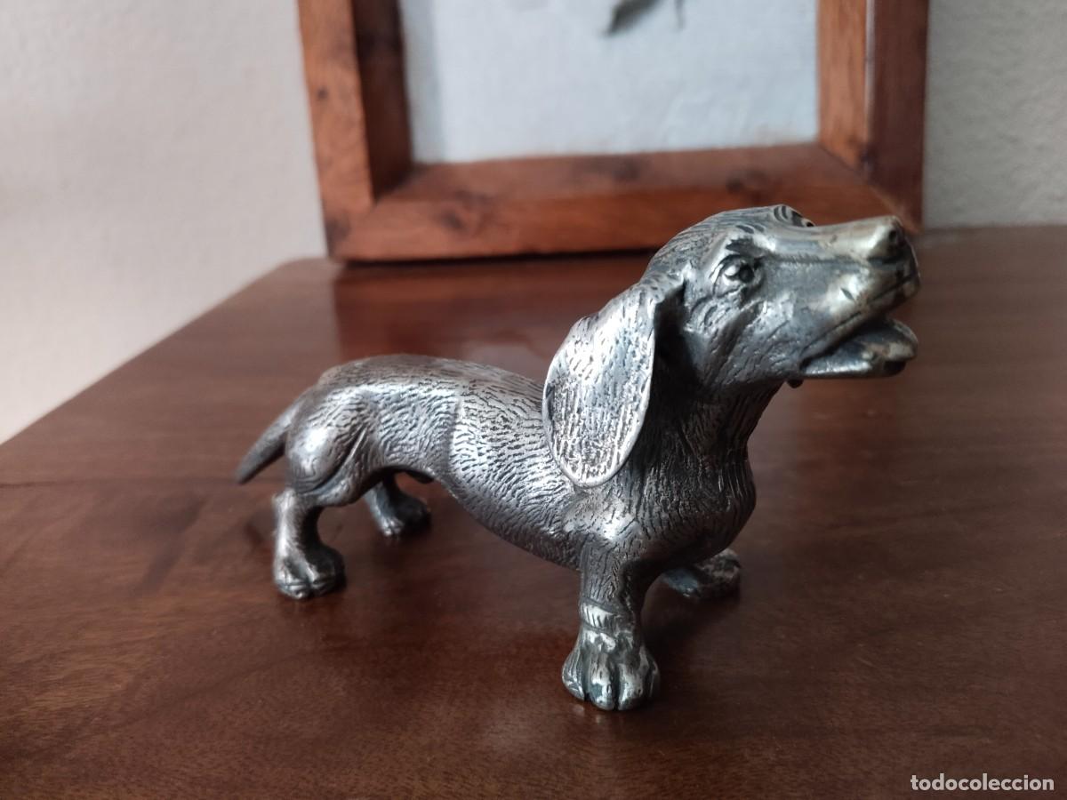 Arte: Perro salchicha en metal. Bronce plateado. 390 gramos.