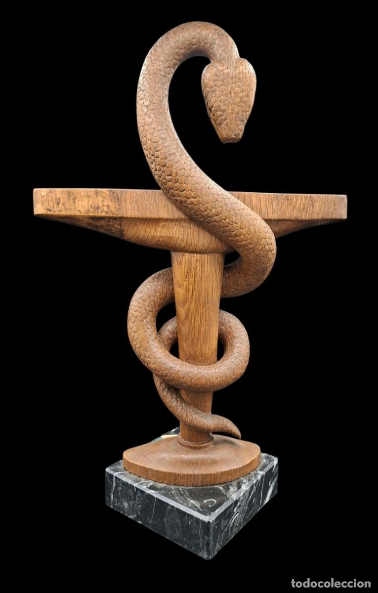 Art: Escultura en madera del baston de Esculapio dios de la medicina en peana de marmol