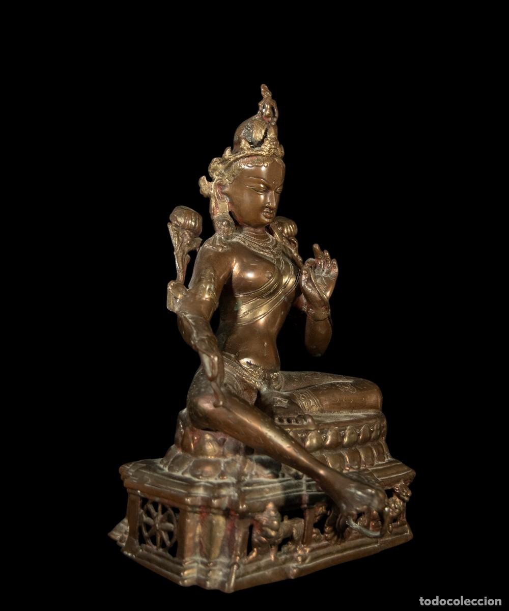 Arte: Gran Diosa Tara en Bronce, India, fin siglo XIX- siglo XX Medidas: 43 x 30 x 14 cm
