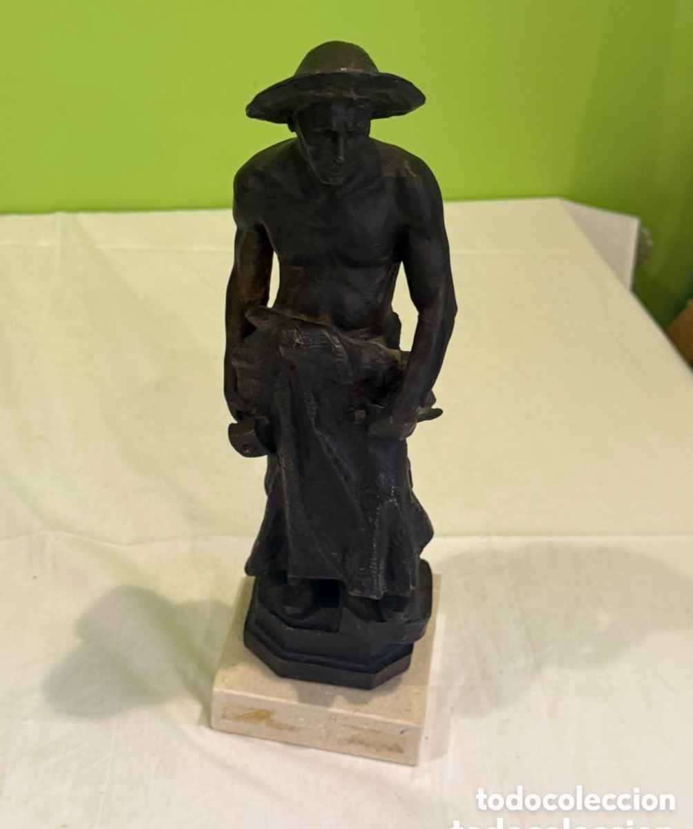 Arte: Escultura de Campesino Trabajador en Bronce Patinado sobre Base de M&aacute;rmol &ndash; 35 cm