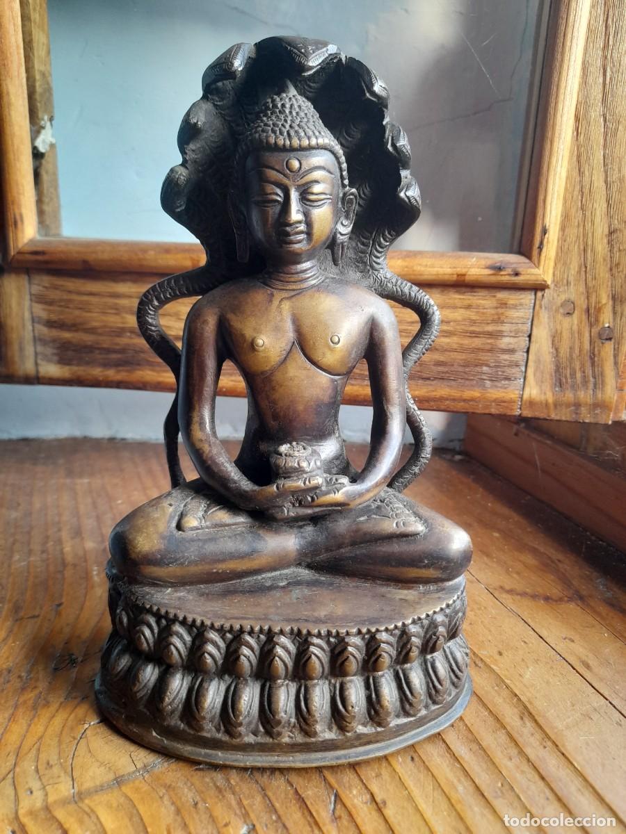 Arte: Figura de Buda protegido por el rey Naga. Bronce.