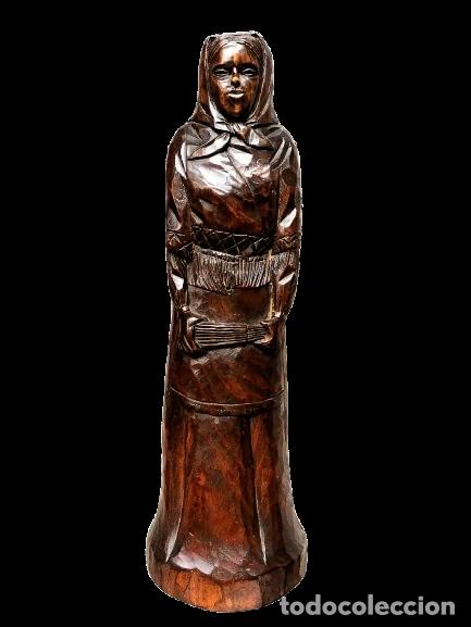 Arte: C&iacute;rculo o seguidor de Manolo Hugu&eacute; (1872-1945). Mujer con abanico en madera de nogal, 23 cm.