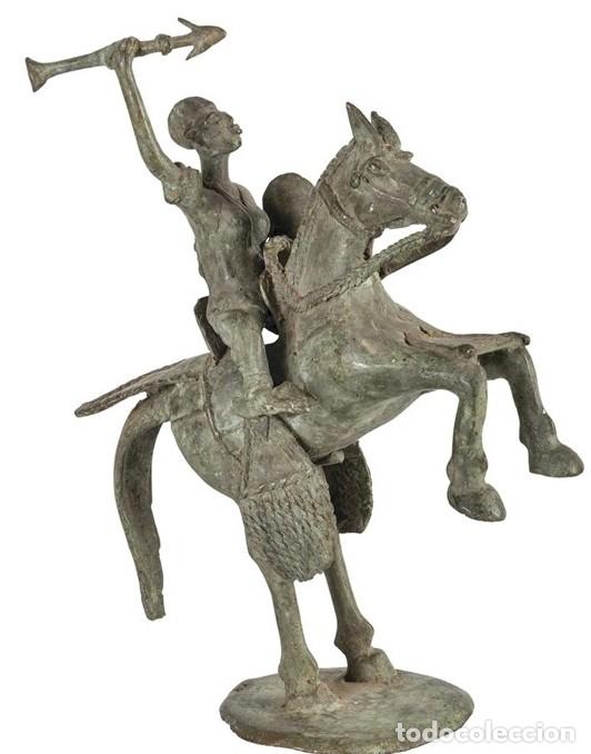 Arte: ESCULTURA TRIBAL. AFRICANO A CABALLO CON ESCUDO Y LANZA EN BRONCE FUNDIDO