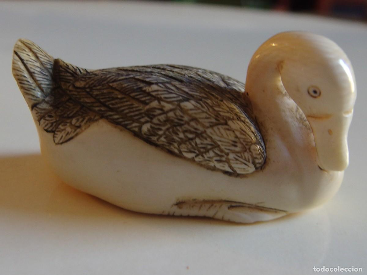 Arte: 4661 bello netsuke marfil representando un patito firmado periodo meiji 1868