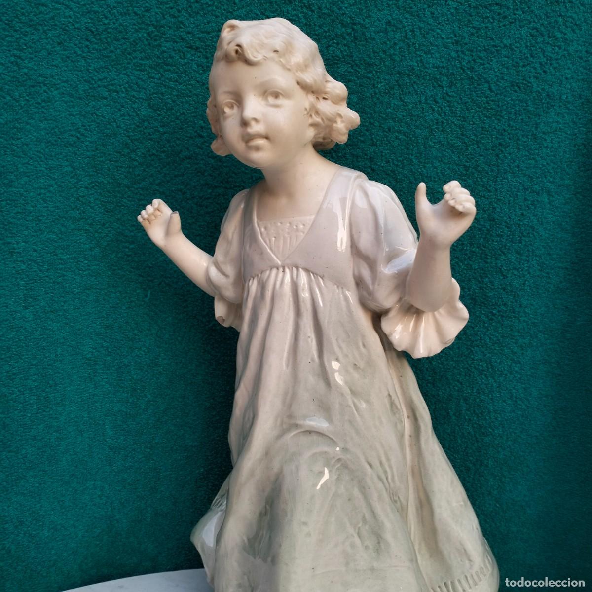 Arte: PORCELANA ROYAL VIENA. NI&Ntilde;A CORRIENDO. Numerada. Finales S. XIX. EXQUISITA. Modernismo. Art nouveau