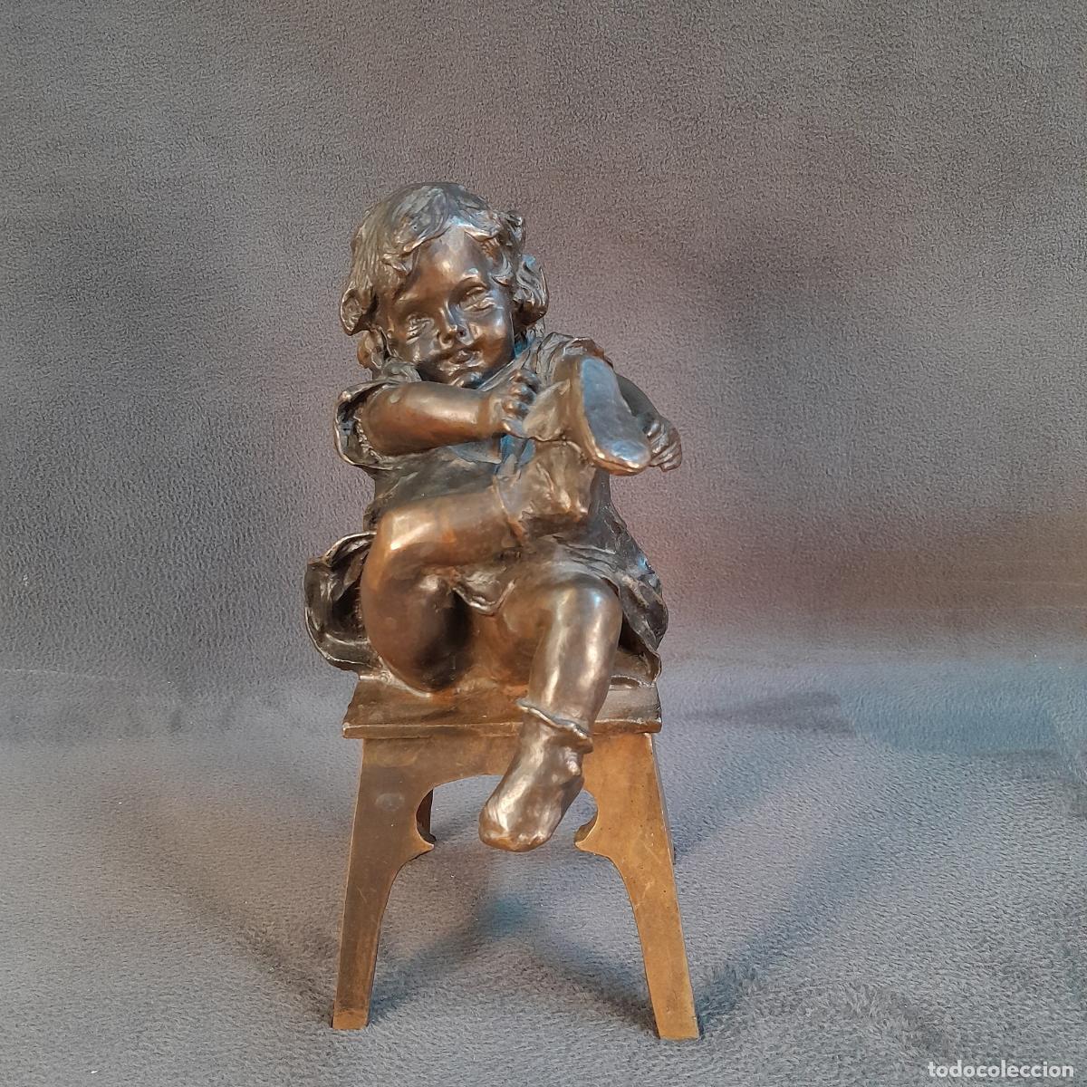 Arte: ESCULTURA DE BRONCE NI&Ntilde;A CALZ&Aacute;NDOSE. 1900