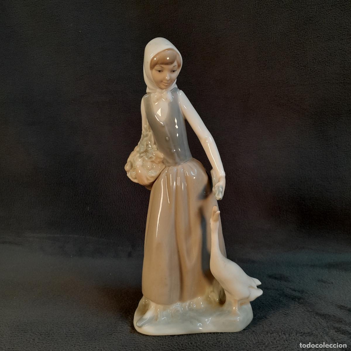 Arte: FIGURA DE PORCELANA VIDRIADA NI&Ntilde;A CON CESTA Y OCA. 1970