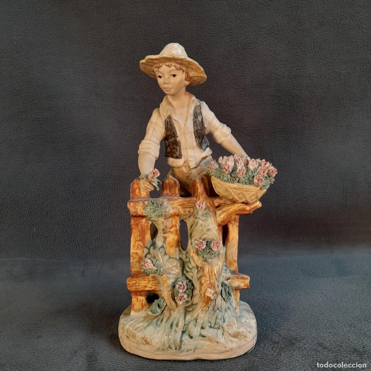 Arte: FIGURA DE JOVEN JARDINERO CON CESTO DE FLORES Y VALLA. PORCELANA ART&Iacute;STICA LEVANTINA. 1970