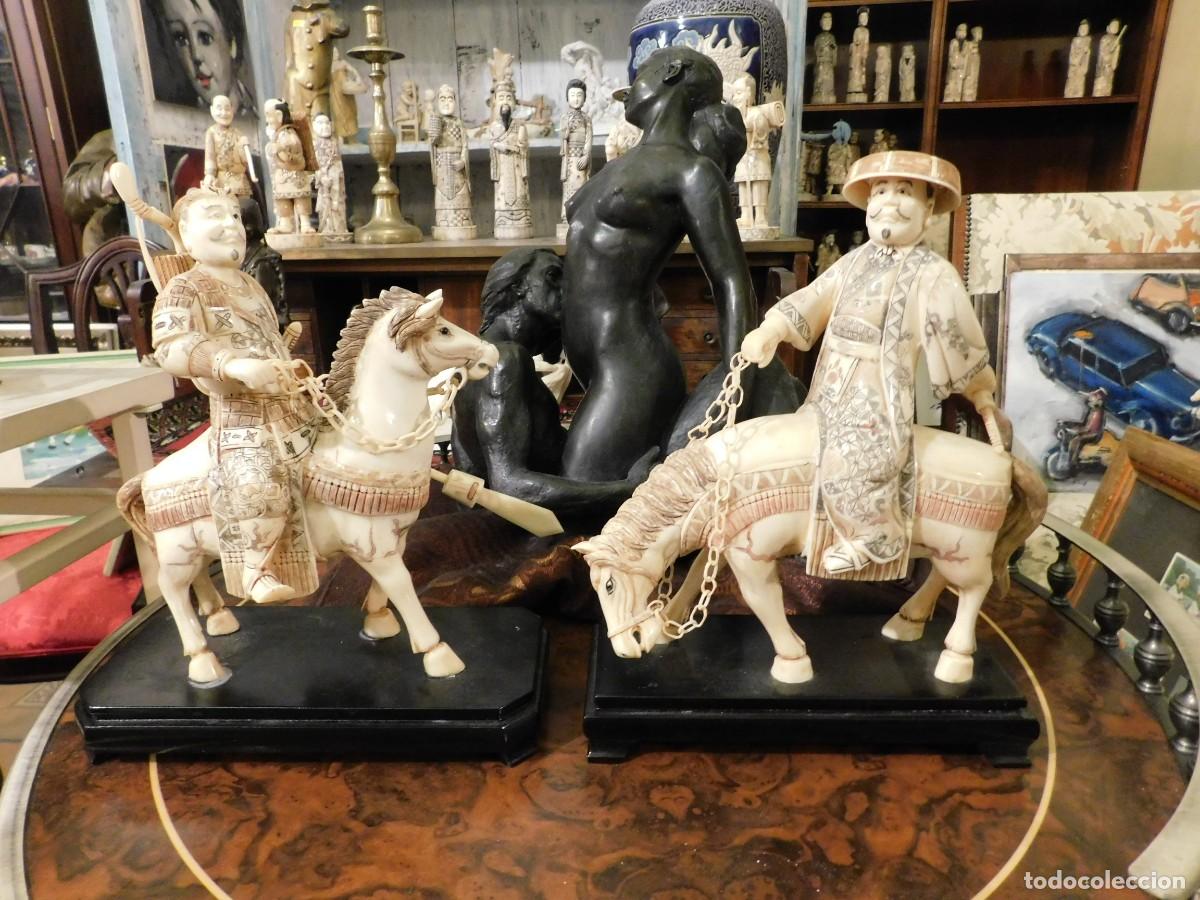 Arte: PAREJA CABALLOS HUESO (NO MARFIL) JINETES GUERREROS CHINOS ALT 28CMS