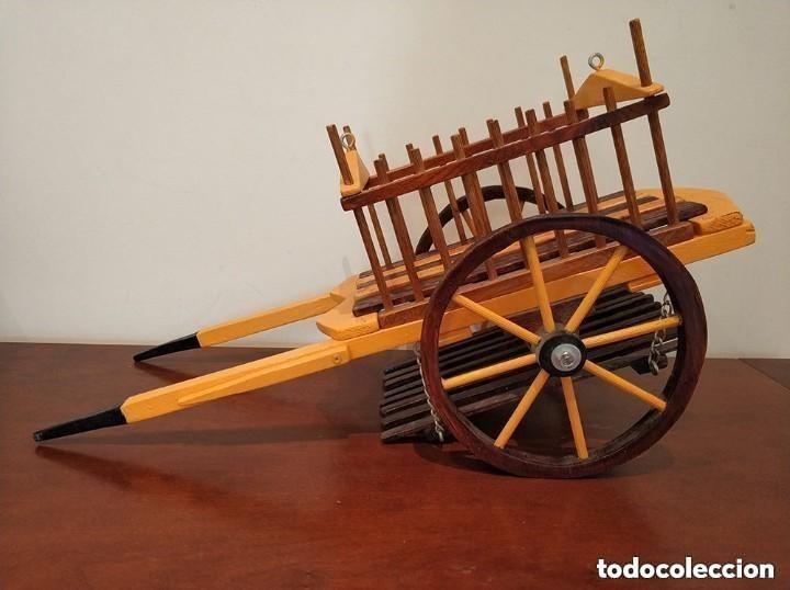 Arte: Bonito carro de madera artesanal, mide 53 cm