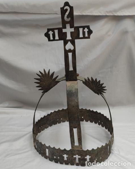 Arte: PIEZA RELIGIOSA TIPO CORONA MUY ANTIGUA DE BRONCE O LATON CON CRUCES Y SIMBOLOS, 52 X 33 CM