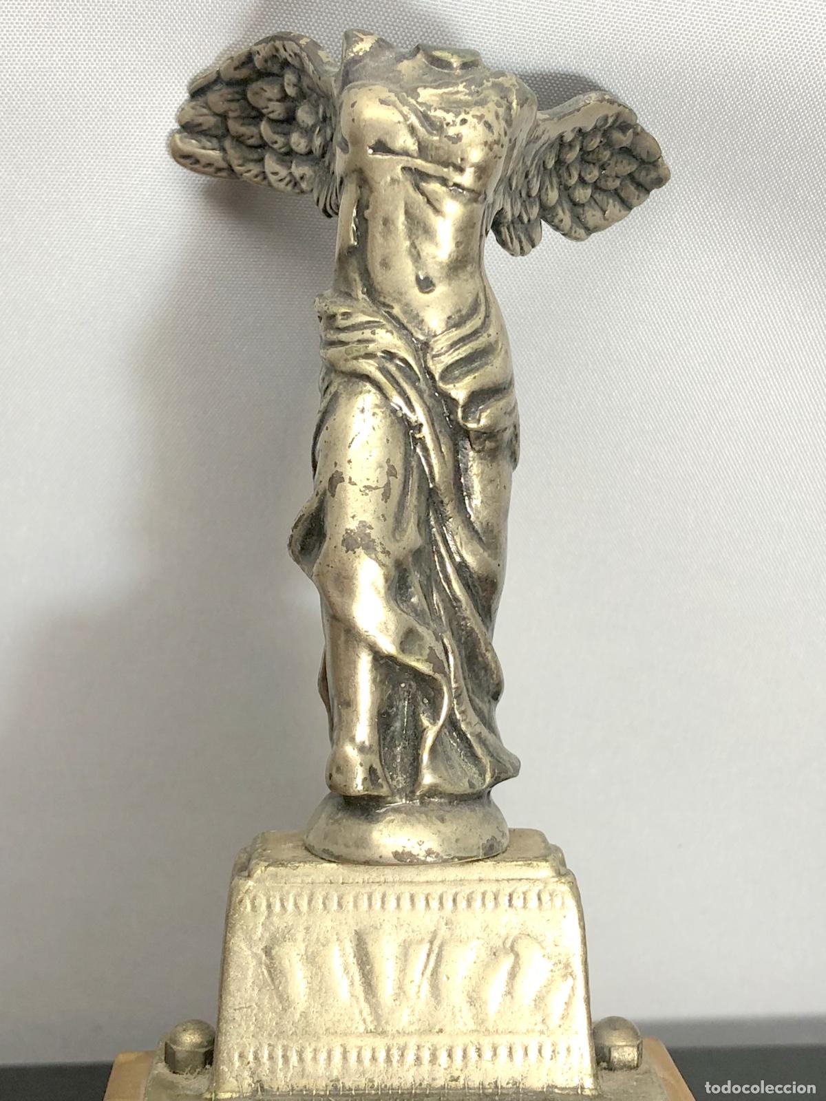 Arte: Preciosa Victoria alada de Samotracia - Antigua Estatua en bronce noble sobre marmol