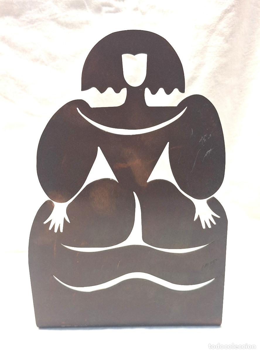 Arte: Menina Acero corte satinado Pavonado firmada Autor. Med. 24 cm