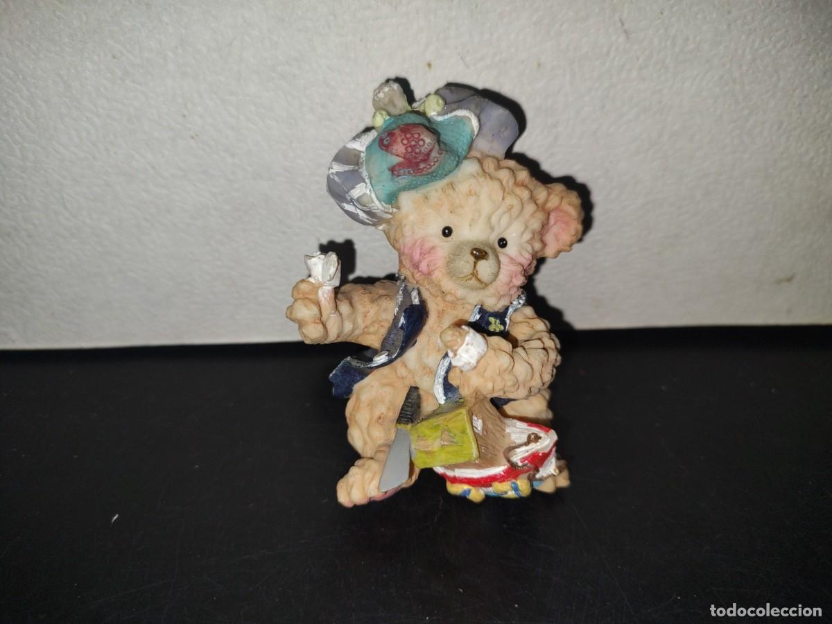 Arte: A6- Figura De Resina: Osito Con Gorro Sentado Jugando Con Sus Juguetes - 90's