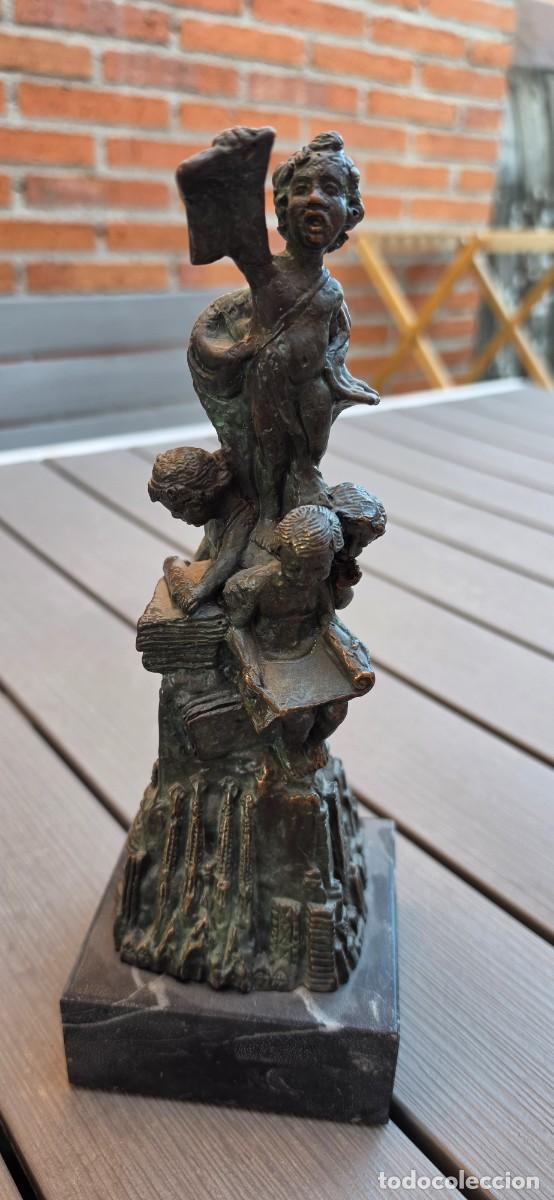 Arte: Importante escultura homenaje a la prensa firmada