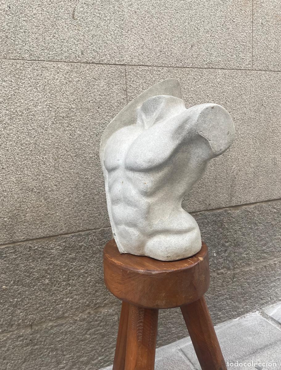 Arte: Torso masculino con forma geom&eacute;trica